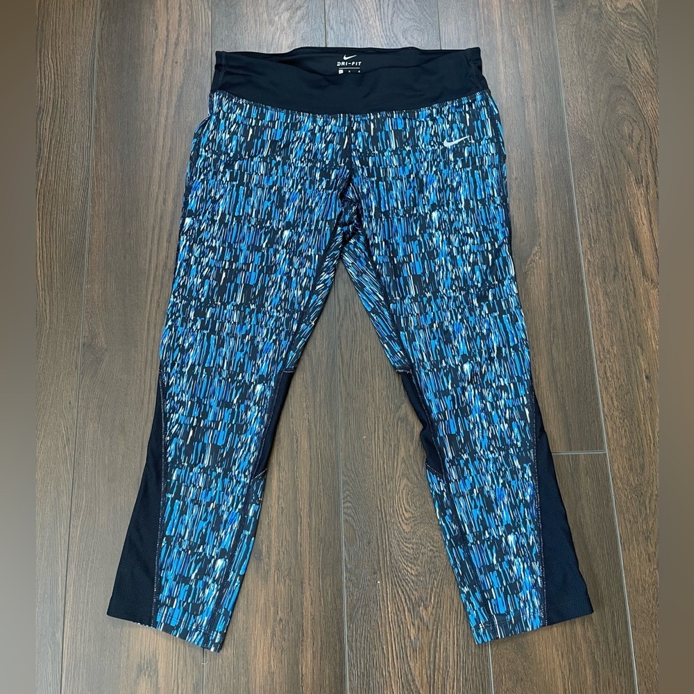 Nike printed cropped athletic tights size L